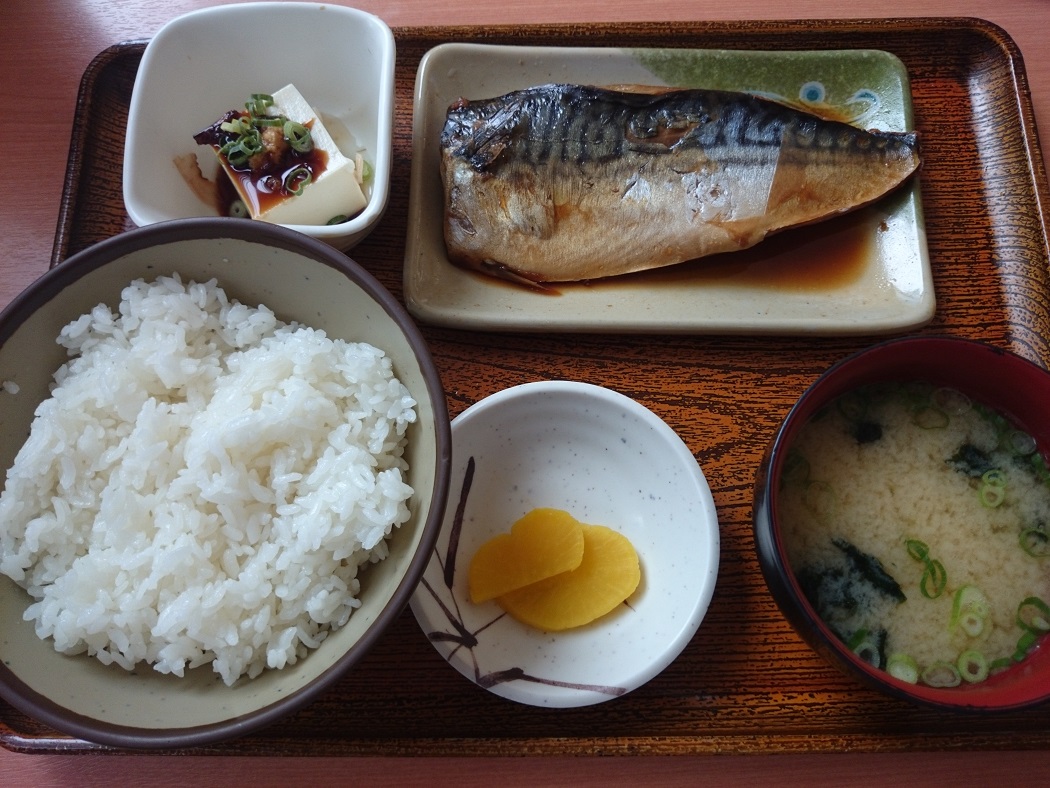 福岡競艇場の煮魚定食
