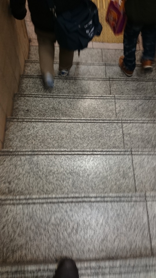 博多駅の地下鉄へと続く階段