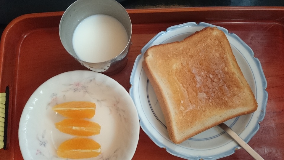 トーストと牛乳とフルーツだけの朝ご飯