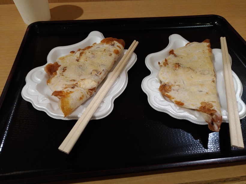 博多阪急フードコート、イカ焼きとめんたいチーズ