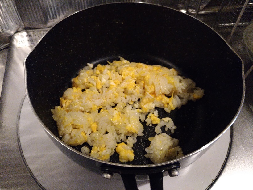 IHコンロで卵炒飯（調理）