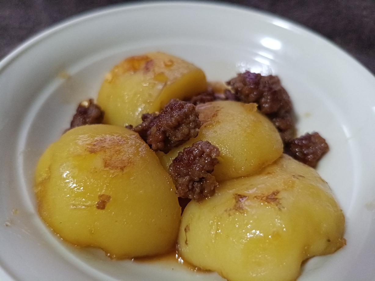 ジャガイモと挽肉の煮物