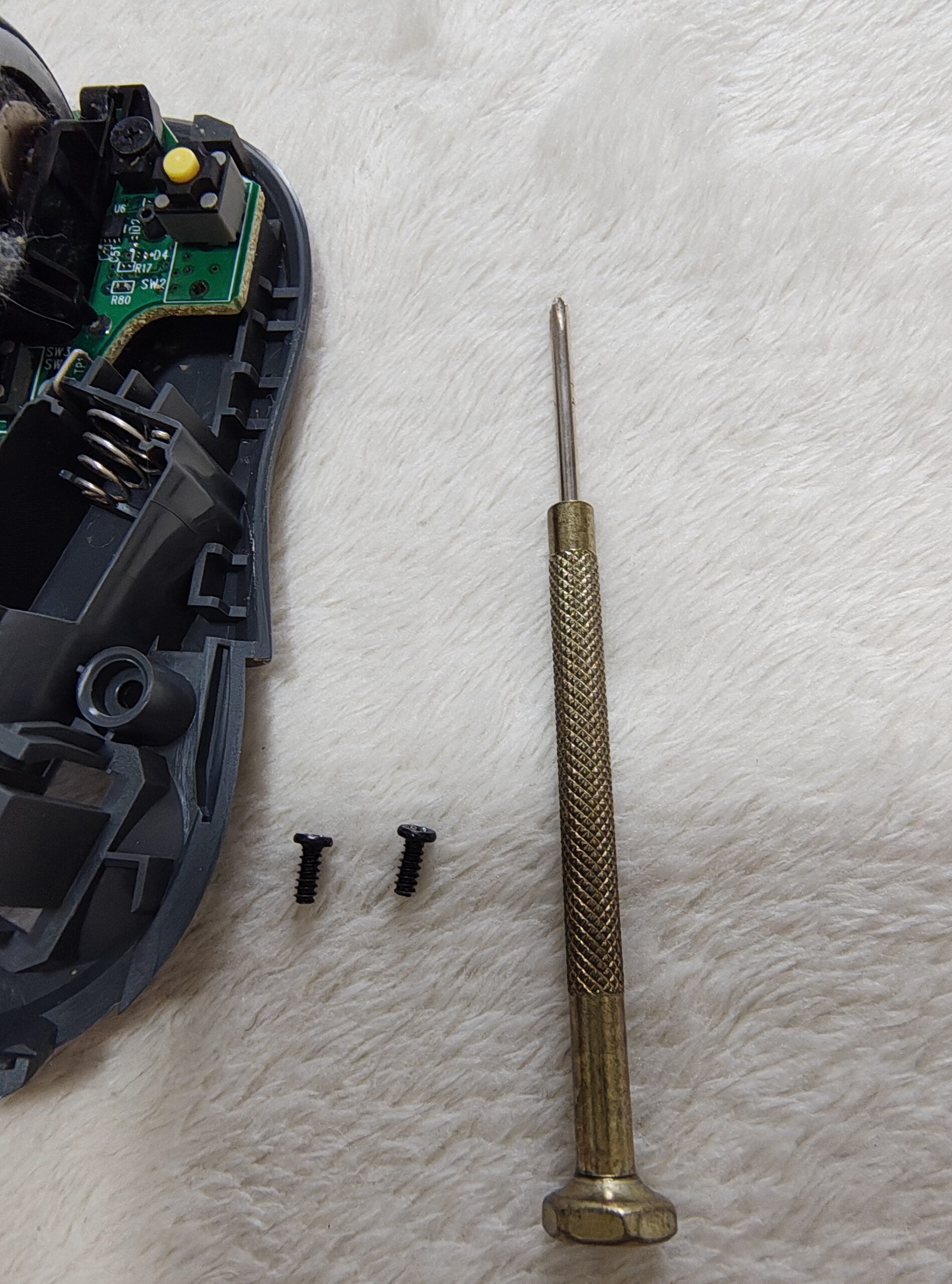 M650のトルクスネジをプラスドライバーで緩める