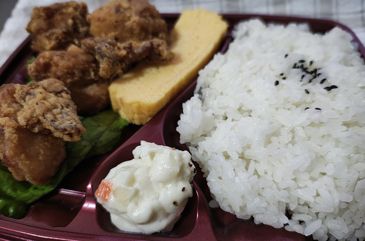 マックスバリュ「鶏もも唐揚げ弁当」（スパイス）