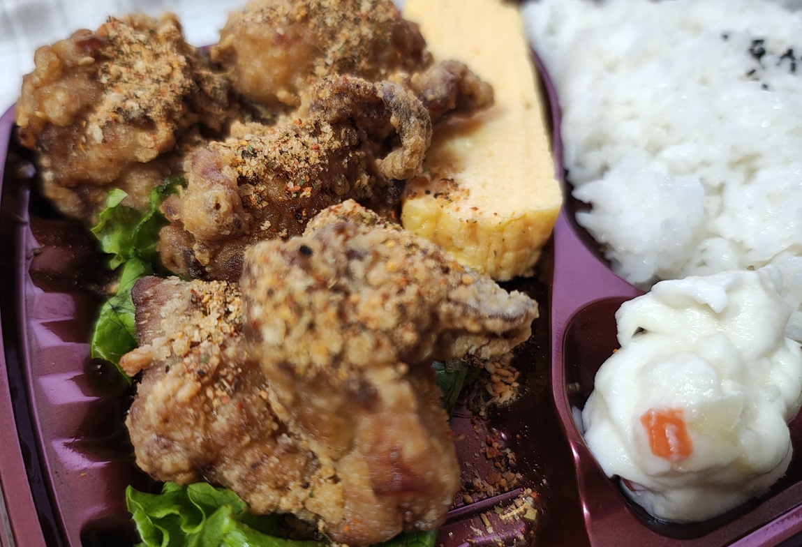 マックスバリュ「鶏もも唐揚げ弁当」（スパイス）