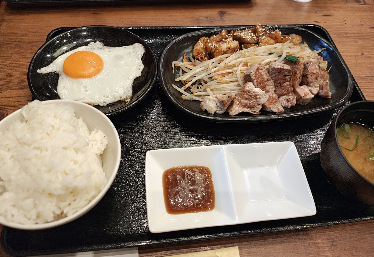 豚ロースとホルモン定食（天神ホルモン）