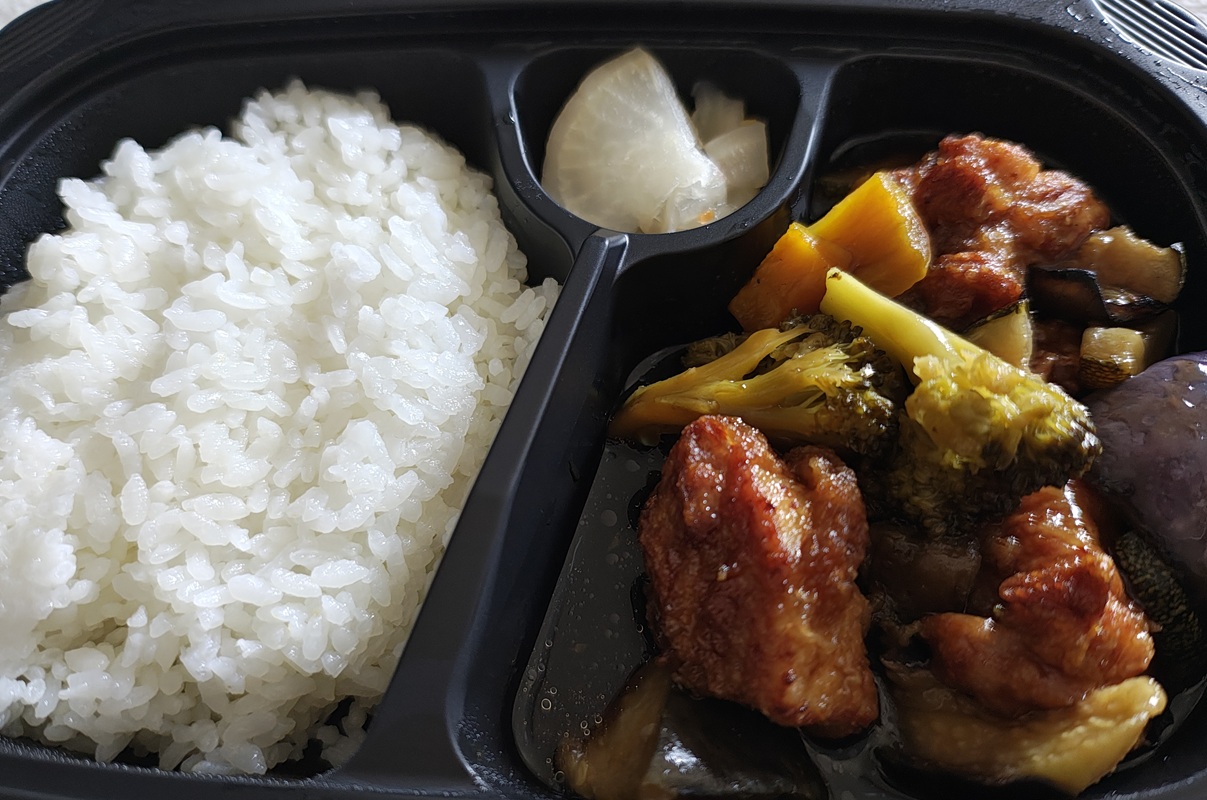 ガスト「若鶏スパイス焼き＆春巻き弁当」