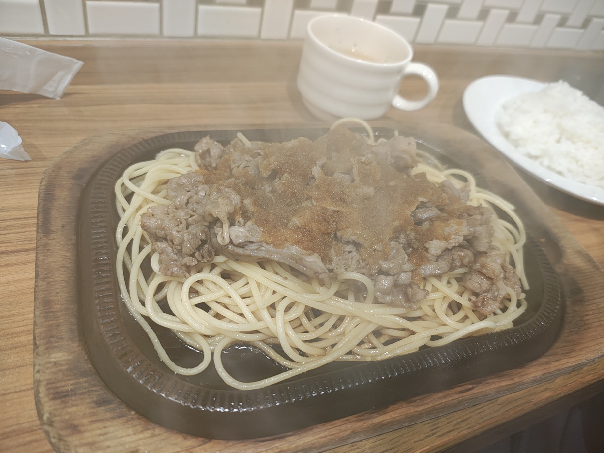 ステーキソースをかけた直後のビーフバター焼き