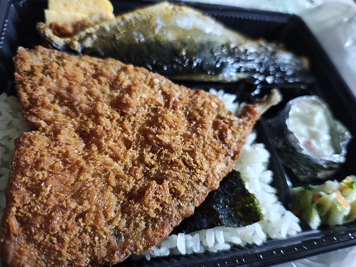 磯丸水産テイクアウト「鯖塩焼きあじフライ弁当」