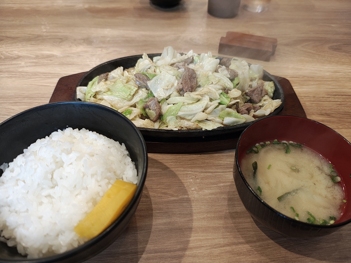 福岡市赤坂のびっくり亭の焼肉一人前とご飯の中