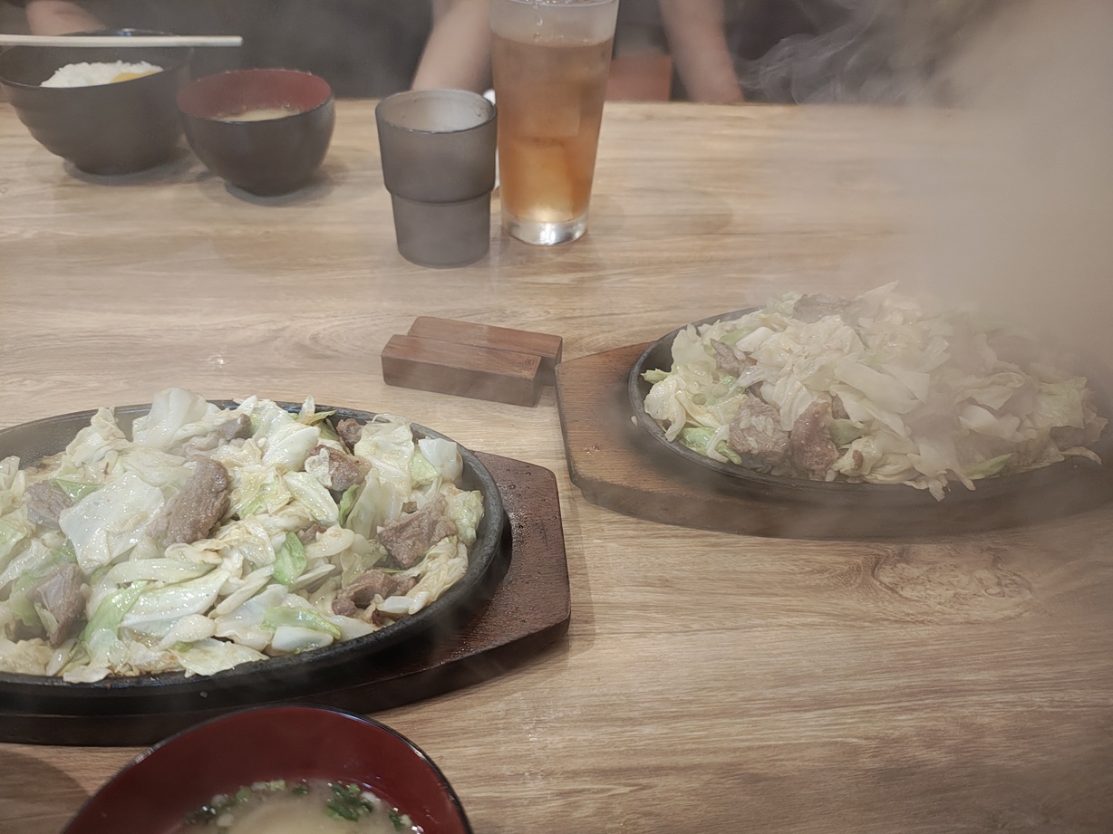福岡市赤坂のびっくり亭の焼肉一人前と1.5人前の比較